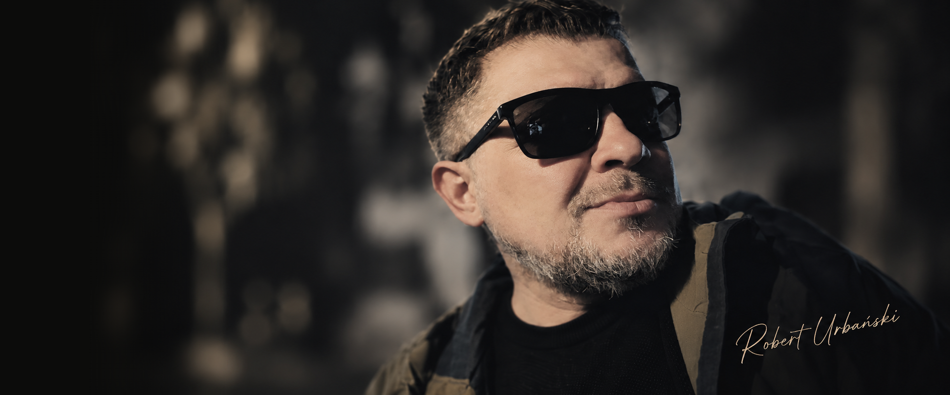Robert Urbański — portret fotografa w ciemnych okularach