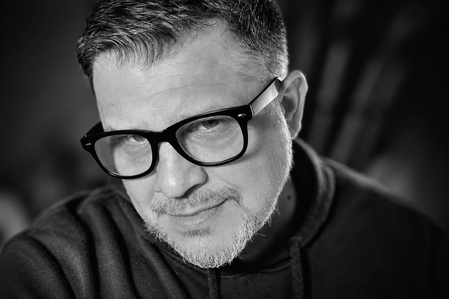 Robert Urbański — czarno-biały portret fotografa